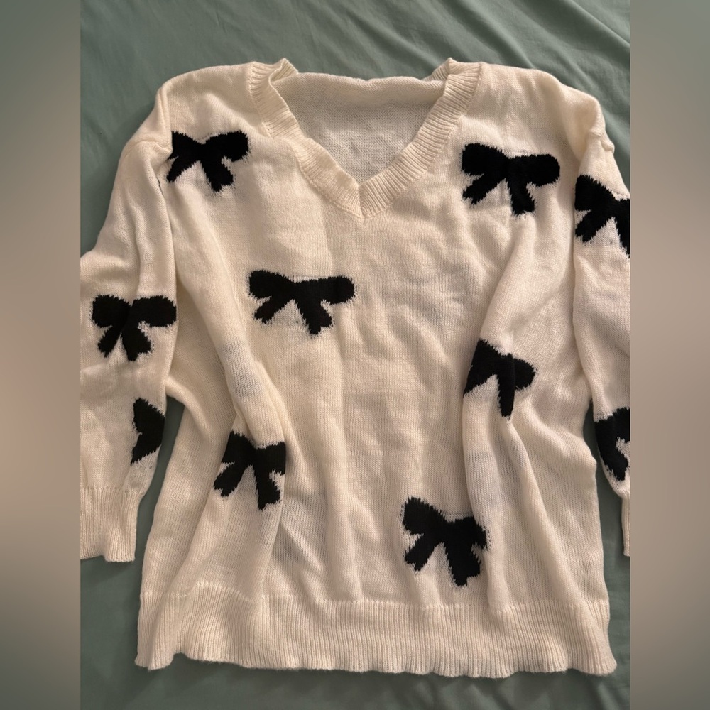 SHEIN Curve+ Pullover V-Neck Black and White Sweater with Bow Pattern